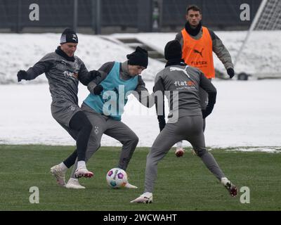 Zweikampf zwischen Nico Elvedi (Borussia Moenchengladbach, n. 30) e Florian Neuhaus (Borussia Moenchengladbach, n. 10). Borussia Moenchengladbach, Fussball, 1. Bundesliga, Training, Saison 2023/2024, 17.01.2024 foto: Eibner-Pressefoto/Thomas Haesler Foto Stock