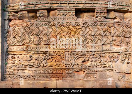 10 02 2005 Vintage Old Dhamekh Stupa, il luogo per il primo insegnamento del Buddha nelle rovine del tempio Panchaytan, Sarnath, Varanasi, India. Asia. Foto Stock