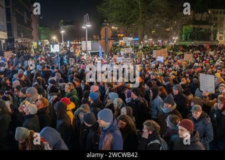 Secondo la polizia di Colonia, fino a 30.000 persone si sono riunite sulla Heumarkt il 24/01/16 sera per manifestare contro l'AfD di estrema destra. Foto Stock