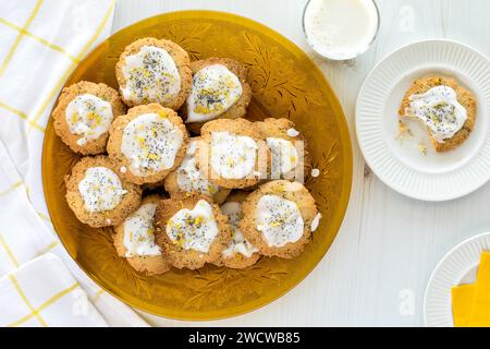 Un piatto di biscotti glassati di semi di limone fatti in casa con una porzione a lato. Foto Stock