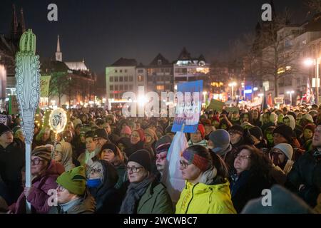 Secondo la polizia di Colonia, fino a 30.000 persone si sono riunite sulla Heumarkt il 24/01/16 sera per manifestare contro l'AfD di estrema destra. Foto Stock