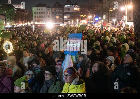 Secondo la polizia di Colonia, fino a 30.000 persone si sono riunite sulla Heumarkt il 24/01/16 sera per manifestare contro l'AfD di estrema destra. Foto Stock