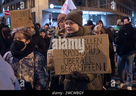 Secondo la polizia di Colonia, fino a 30.000 persone si sono riunite sulla Heumarkt il 24/01/16 sera per manifestare contro l'AfD di estrema destra. Foto Stock