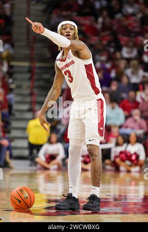 16 gennaio 2024: La guardia di Razorback El Ellis #3 motiva ai suoi giocatori dove vorrebbe che fossero allineati. Arkansas ha sconfitto Texas A & M 78-77 a Fayetteville, Arkansas. Richey Miller/CSM(immagine di credito: © Richey Miller/Cal Sport Media) Foto Stock