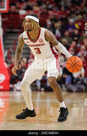 16 gennaio 2024: La guardia di El Ellis #3 Arkansas cerca uno spazio per guidare con la palla. Arkansas ha sconfitto Texas A & M 78-77 a Fayetteville, Arkansas. Richey Miller/CSM Foto Stock