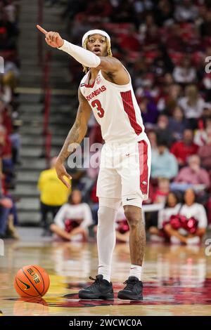 16 gennaio 2024: La guardia di Razorback El Ellis #3 motiva ai suoi giocatori dove vorrebbe che fossero allineati. Arkansas ha sconfitto Texas A & M 78-77 a Fayetteville, Arkansas. Richey Miller/CSM Foto Stock