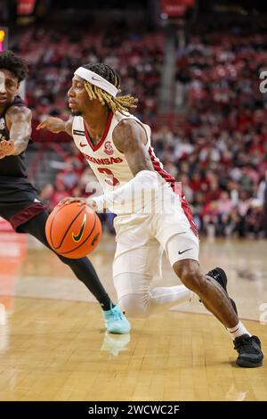 16 gennaio 2024: La guardia del Razorback El Ellis #3 si dirige verso la corsia con la palla. Arkansas ha sconfitto Texas A & M 78-77 a Fayetteville, Arkansas. Richey Miller/CSM Foto Stock