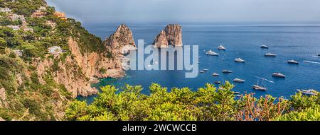 Vista panoramica su Marina piccola e Faraglioni: Meraviglie costiere nello splendore mediterraneo dell'isola di Capri Foto Stock