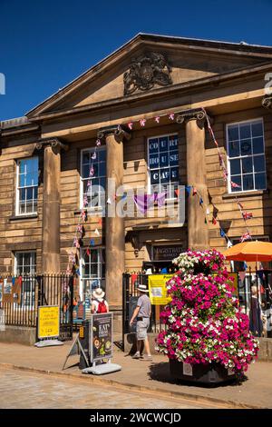 Regno Unito, Inghilterra, Yorkshire, Pontefract, Cornmarket, ex tribunale dei magistrati - ora mercato dell'antiquariato e caffetteria Foto Stock