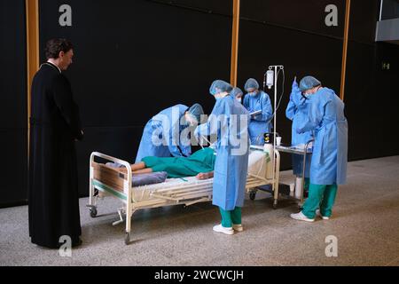 Gli attori si esibiscono durante la rappresentazione di EDIPO REY, DI SOFOCLE del Teatro Nazionale Marin Sorescu di Romania, ai Canal Theaters di Madri Foto Stock