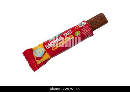Alesto Bakewell Tart, frutta cruda e nocciole da Lidl, isolato su sfondo bianco - Bakewell Tart, aroma naturale, frutta secca e barretta di anacardi Foto Stock