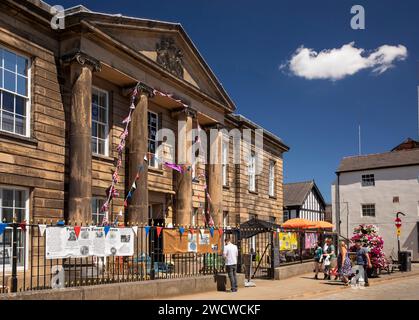 Regno Unito, Inghilterra, Yorkshire, Pontefract, Cornmarket, ex tribunale dei magistrati - ora mercato dell'antiquariato e caffetteria Foto Stock