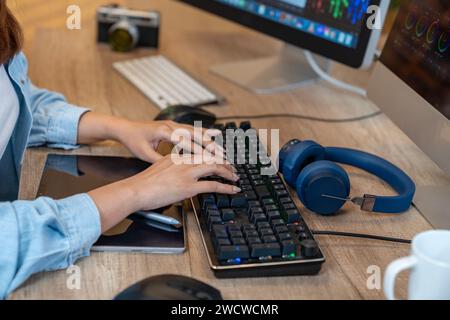 Editor femminile che realizza video su vlogger a casa, professione freelance. Foto Stock