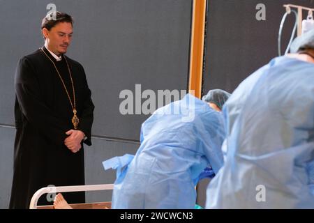 Gli attori si esibiscono durante la rappresentazione di EDIPO REY, DI SOFOCLE del Teatro Nazionale Marin Sorescu di Romania, ai Canal Theaters di Madri Foto Stock