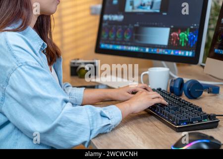Editor femminile che realizza video su vlogger a casa, professione freelance. Foto Stock