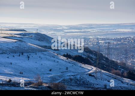 West Yorkshire, Regno Unito. 17 gennaio 2024. Meteo Regno Unito. Cieli azzurri e temperature gelide hanno portato nevicate a Queensbury, West Yorkshire, in quanto un freddo periodo invernale attraversa il paese mentre le temperature scendono sotto il gelo nelle colline Pennine. Crediti: Windmill Images/Alamy Live News Foto Stock