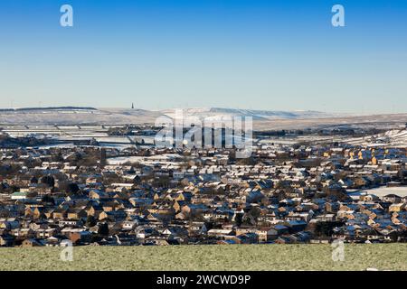 West Yorkshire, Regno Unito. 17 gennaio 2024. Meteo Regno Unito. Cieli azzurri e temperature gelide hanno portato nevicate a Queensbury, West Yorkshire, in quanto un freddo periodo invernale attraversa il paese mentre le temperature scendono sotto il gelo nelle colline Pennine. Crediti: Windmill Images/Alamy Live News Foto Stock