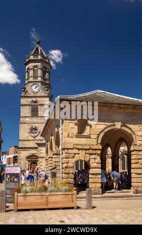 Regno Unito, Inghilterra, Yorkshire, Pontefract, Market Place, Buttercross e chiesa parrocchiale di St Giles Foto Stock