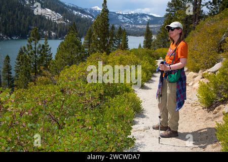 Pacific Crest Trail con Lower Echo Lake, Lake Tahoe Basin National Forest, California Foto Stock