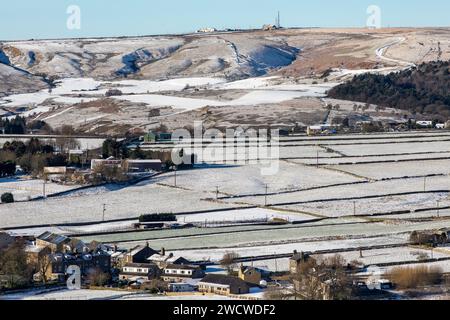 West Yorkshire, Regno Unito. 17 gennaio 2024. Meteo Regno Unito. Cieli azzurri e temperature gelide hanno portato nevicate a Queensbury, West Yorkshire, in quanto un freddo periodo invernale attraversa il paese mentre le temperature scendono sotto il gelo nelle colline Pennine. Crediti: Windmill Images/Alamy Live News Foto Stock