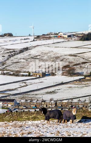 West Yorkshire, Regno Unito. 17 gennaio 2024. Meteo Regno Unito. Cieli azzurri e temperature gelide hanno portato nevicate a Queensbury, West Yorkshire, in quanto un freddo periodo invernale attraversa il paese mentre le temperature scendono sotto il gelo nelle colline Pennine. Crediti: Windmill Images/Alamy Live News Foto Stock