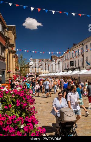 Regno Unito, Inghilterra, Yorkshire, Pontefract, Liquorice Festival, la folla del mercato Foto Stock