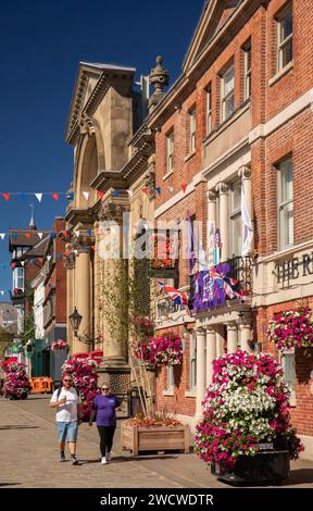 Regno Unito, Inghilterra, Yorkshire, Pontefract, Market Place, pub Red Lion e mercato coperto Foto Stock