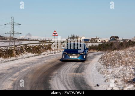 West Yorkshire, Regno Unito. 17 gennaio 2024. Meteo Regno Unito. Cieli azzurri e temperature gelide hanno portato nevicate a Queensbury, West Yorkshire, in quanto un freddo periodo invernale attraversa il paese mentre le temperature scendono sotto il gelo nelle colline Pennine. Crediti: Windmill Images/Alamy Live News Foto Stock