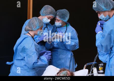 Gli attori si esibiscono durante la rappresentazione di EDIPO REY, DI SOFOCLE del Teatro Nazionale Marin Sorescu di Romania, ai Canal Theaters di Madrid, Spagna (foto di Oscar Gonzalez/Sipa USA) (foto di Oscar Gonzalez/Sipa USA) Foto Stock