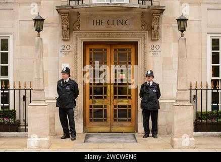 Foto del file datata 09/06/13 degli agenti di polizia fuori dalla London Clinic, nel centro di Londra, dove la Principessa del Galles è in ospedale dopo aver subito un intervento chirurgico addominale di successo, Kensington Palace ha annunciato. Data di emissione: Mercoledì 17 gennaio 2024. Foto Stock