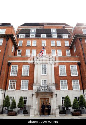 Foto del file datata 07/06/13 degli agenti di polizia fuori dalla London Clinic, nel centro di Londra, dove la Principessa del Galles è in ospedale dopo aver subito un intervento chirurgico addominale di successo, Kensington Palace ha annunciato. Data di emissione: Mercoledì 17 gennaio 2024. Foto Stock