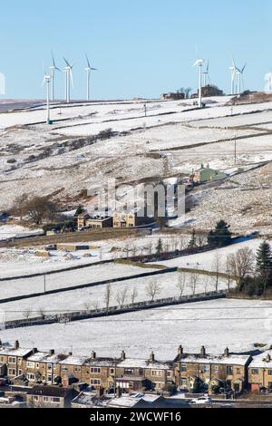 West Yorkshire, Regno Unito. 17 gennaio 2024. Meteo Regno Unito. Cieli azzurri e temperature gelide hanno portato nevicate a Queensbury, West Yorkshire, in quanto un freddo periodo invernale attraversa il paese mentre le temperature scendono sotto il gelo nelle colline Pennine. Crediti: Windmill Images/Alamy Live News Foto Stock