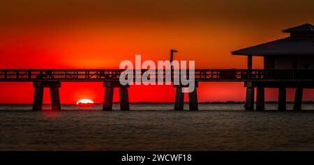 Tramonto dietro il molo di Fort Myers Beach, Florida USA Foto Stock