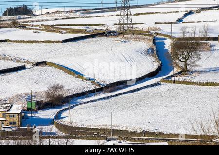 West Yorkshire, Regno Unito. 17 gennaio 2024. Meteo Regno Unito. Cieli azzurri e temperature gelide hanno portato nevicate a Queensbury, West Yorkshire, in quanto un freddo periodo invernale attraversa il paese mentre le temperature scendono sotto il gelo nelle colline Pennine. Crediti: Windmill Images/Alamy Live News Foto Stock