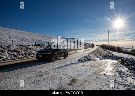 West Yorkshire, Regno Unito. 17 gennaio 2024. Meteo Regno Unito. Cieli azzurri e temperature gelide hanno portato nevicate a Queensbury, West Yorkshire, in quanto un freddo periodo invernale attraversa il paese mentre le temperature scendono sotto il gelo nelle colline Pennine. Crediti: Windmill Images/Alamy Live News Foto Stock