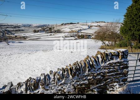 West Yorkshire, Regno Unito. 17 gennaio 2024. Meteo Regno Unito. Cieli azzurri e temperature gelide hanno portato nevicate a Queensbury, West Yorkshire, in quanto un freddo periodo invernale attraversa il paese mentre le temperature scendono sotto il gelo nelle colline Pennine. Crediti: Windmill Images/Alamy Live News Foto Stock