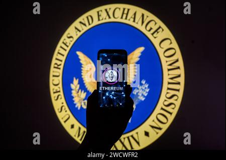 In questa foto, un logo Ethereum viene visualizzato su uno smartphone con il logo US Securities and Exchange Commission (SEC) sullo sfondo. Foto Stock