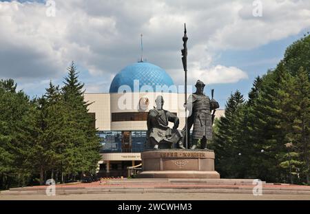 Monumento a Kerey e Zhanibek di fronte al museo del primo presidente della Repubblica di Astana. Kazakistan Foto Stock