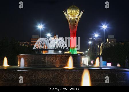 Fontana presso Nurzhol Boulevard - Green Water Boulevard e monumento Bayterek - Pioppo alto ad Astana. Kazakistan Foto Stock