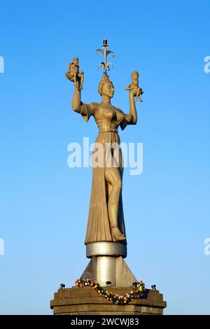 Germania, Bade Wurttemberg, Lago di Costanza (Bodensee), Costanza, il porto e Imperia con Re Sigismondo e Papa Martino V statua di Peter Lenk Foto Stock