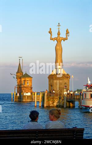 Germania, Bade Wurttemberg, Lago di Costanza (Bodensee), Costanza, il porto e Imperia con Re Sigismondo e Papa Martino V statua di Peter Lenk Foto Stock