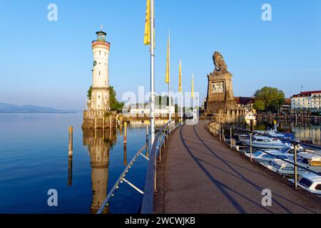 In Germania, in Baviera, il lago di Costanza (Bodensee), Lindau, all'entrante del porto, Leone Bavarese e il nuovo faro Foto Stock