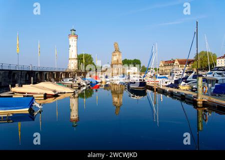 In Germania, in Baviera, il lago di Costanza (Bodensee), Lindau, all'entrante del porto, Leone Bavarese e il nuovo faro Foto Stock