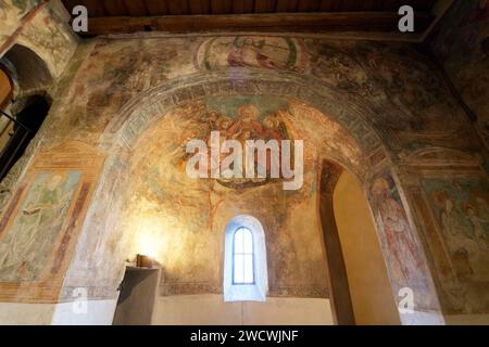 Germania, Baviera, Lago di Costanza (Bodensee), Lindau, Schrannenplatz, Torre dei ladri (Diebsturm) e St La chiesa di Pietro (Peterskirche), l'Incoronazione di Maria affresco del pittore Lindau Mathis Miller nel coro Foto Stock