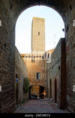 Italia, Toscana, Val d'Elsa, il borgo medievale di San Gimignano, centro storico dichiarato Patrimonio dell'Umanità dall'UNESCO Foto Stock