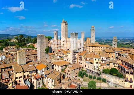 Italia, Toscana, Val d'Elsa, il borgo medievale di San Gimignano, centro storico dichiarato Patrimonio dell'Umanità dall'UNESCO (vista aerea) Foto Stock