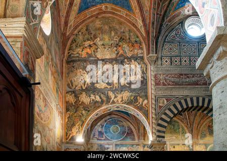 Italia, Toscana, Val d'Elsa, il borgo medievale di San Gimignano, centro storico dichiarato Patrimonio dell'Umanità dall'UNESCO, Collegiata di Santa Maria Assunta o Duomo, giudizio universale di Tadeo di Bartolo Foto Stock