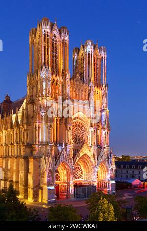 Francia, Marna, Reims, cattedrale di Notre Dame, dichiarata Patrimonio dell'Umanità dall'UNESCO, facciata occidentale, spettacolo estivo di luci e suoni Foto Stock