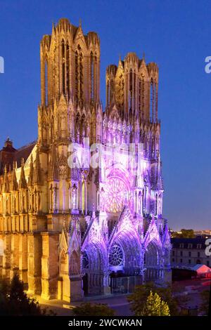 Francia, Marna, Reims, cattedrale di Notre Dame, dichiarata Patrimonio dell'Umanità dall'UNESCO, facciata occidentale, spettacolo estivo di luci e suoni Foto Stock