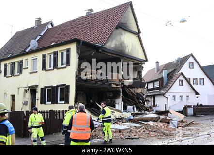 Stoccarda, Germania. 17 gennaio 2024. I detriti si trovano di fronte a un edificio residenziale a Stoccarda-Vaihingen dopo un'esplosione. Inizialmente non era chiaro come fosse avvenuta l'esplosione. Non è stato ancora possibile quantificare l'entità del danno. Crediti: Bernd Weißbrod/dpa/Alamy Live News Foto Stock